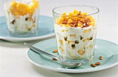 Kalorien-Sparbuch, Mango-Joghurt mit Pinienkernen im Glas