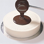 Buch der Schokolade, Aufbau Step 6: Schokoglasur auf Torte geben