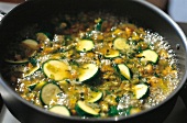 Kürbis und Zucchini, Step 4: Zucchini und Blüten anschwitzen