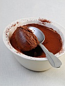 Vorspeisen & Nachspeisen, Mousse au chocolat in weißer Schale