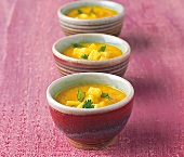 Asia-Häppchen, 3 Suppenschalen mit Möhren-Mango-Suppe