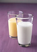 Asia-Häppchen, 2 Gläser Jo- ghurtgetränke: Mango-Lassi und Lassi