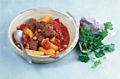 Orientküche, Bulgur-Kibbeh in Tomatensauce mit Kartoffeln
