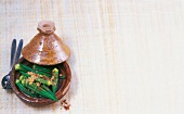 Orientküche, Okraschoten in einer braunen Tajine