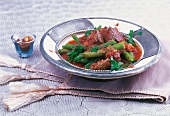 Orientküche, Rindfleisch mit grünen Bohnen und Petersilie