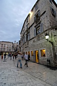 Marktplatz in Split, Menschen, Abenddämmerung