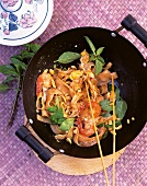 Wok, Gebratene Nudeln mit Garnelen und Thai-Basilikum