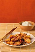Wok, Gebratener Kabeljau mit Ingwersauce und Reis, Essstäbchen