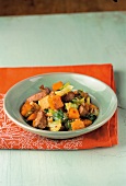 Wok, Irish Stew auf asiatische Art mit Lamm, Süßkartoffeln, Salat