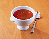 Nudeldiät, Tomatensuppe mit Kräutern in Suppenschale