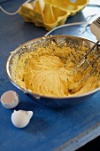 Backen, Rührteig: Eier unter Butter-Zucker-Masse mixen, Step 2