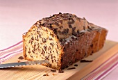 Backen, Vanille-Chocolate- Chip-Kuchen auf Holzbrett, Messer