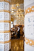 Blick ins Jugenstil-Restaurant Café Imperial, Gäste, Kellner, gold