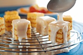 Backen, Petit Four: Gebäck auf Gitter mit Glasur übergießen, Step