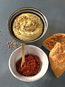 Saucen & Dips, Harissa-Tomaten -Dip und Hummus, Fladenbrot