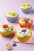 Backen, 5 Blumentopf-Muffins mit Zuckerguss und Zuckerblümchen