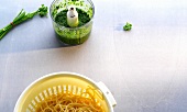 Pesto, Spaghetti im Sieb, Pesto im Mixer, "Pesto frito"