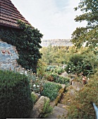 Klostergarten mit Pflanzen-Kaskaden 