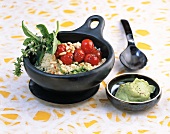 Vegetarisch, Basilikum-Couscous-Salat mit Schmortomaten