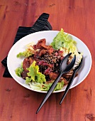 Vegetarisch, Linsensalat mit geschmorten Zwetschgen, Salatblätter