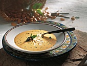 Suppen, Mandelsuppe mit Knobla uch, Safran und Minze