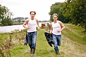 Zwei Männer laufen über eine Weide