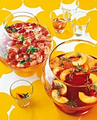 Sommerdrinks, Pfrisichbowle und Waldmeister-Erdbeer-Bowle