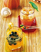 Sommerdrinks, Kiba-Bowle und Orangen-Heidelbeer-Bowle in Glas