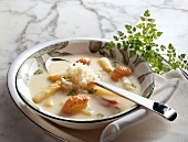 Suppen, Spargelsuppe mit Krebs schwänzen, Reis und Kerbel
