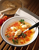 Suppen, Gemüsebouillon mit Hir seklößchen, Brunnenkresse, Tomaten