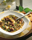 Suppen, Toskanische Gemüsesupp e mit Artischocken, Erbsen, Bohnen