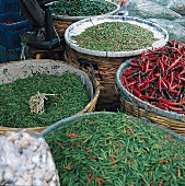 Suppen, Versch. Chilisorten in Körben, indischer Markt, grün, rot