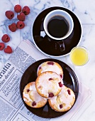 Backen, Limoncello-Himbeer- Muffins mit einer Tasse Kaffee