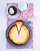 Backen, Vanille-Käsekuchen mit einer Tasse Tee, angeschnitten