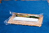 Vegetarisch, Sushi Step2: Reis u. Avocado auf Bambusmatte, rollen