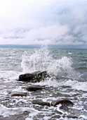 Ostsee: Gischt spritzt an Steinen hoch, Wellen