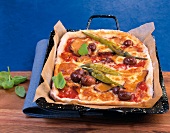 Vegetarisch, Vegi-Pizza auf Blech, Peperoni, Oliven