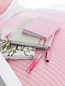 3 kleine Bücher in Stoff eingeschlagen, Blumenmuster, pinker Stift