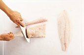 Steinbutt filetieren: Steinbuttfilets mit dem Messer häuten, Step 5