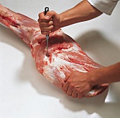 Fleisch, Schulter auslösen: Schulterblatt einschneiden, Step 1
