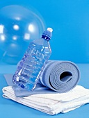 Pilates - Handtuch, Gymnastikmatte und Wasser