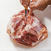 Fleisch, Schweinekeule zerlegen: Knochen herausschneiden, Step 5