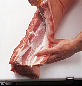 Fleisch, Kotelettstrang auslösen: Rückenspeck abschneiden, Step 2
