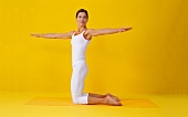 Pilates - Spine Twist: Frau, Kniestand, Oberkörper drehen