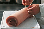 Fleisch, Rollbraten: Fleisch ganz verschnüren, 2 Knoten, Step 1