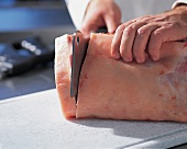 Fleisch, Kotelett vorbereiten: Fleisch mit Beil durchtrennen, Step2