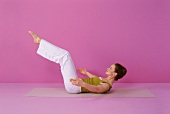 Pilates - Double Leg Stretch: Beine oben, gebeugt, Step 3