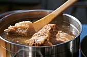 Fleisch, Rinderbrühe: Rinderknochen und Querrippe kochen, Step 1
