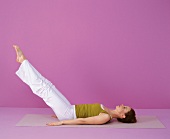 Pilates - Roll Over: Rückenlage, Beine gestreckt heben, Step 1