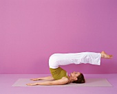 Pilates - Roll Over: Rückenlage, Beine über Kopf ziehen, Step 3a